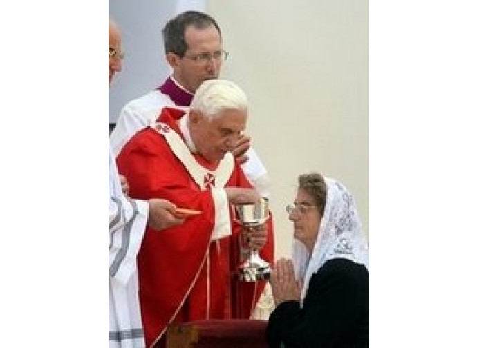 Il Papa distribuisce la comunione Il Papa distribuisce la comunione